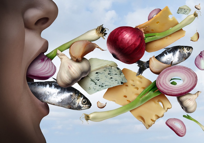 Mùi hôi có nguồn gốc từ bản thân thức ăn còn đọng lại trong khoang miệng